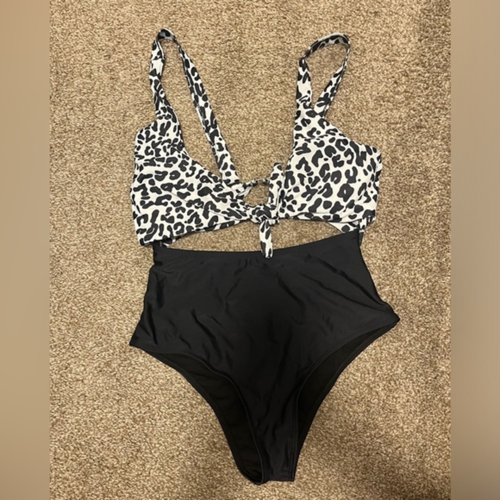 SHEIN Black‎ and White One Piece Swimwear with Modern Patterns